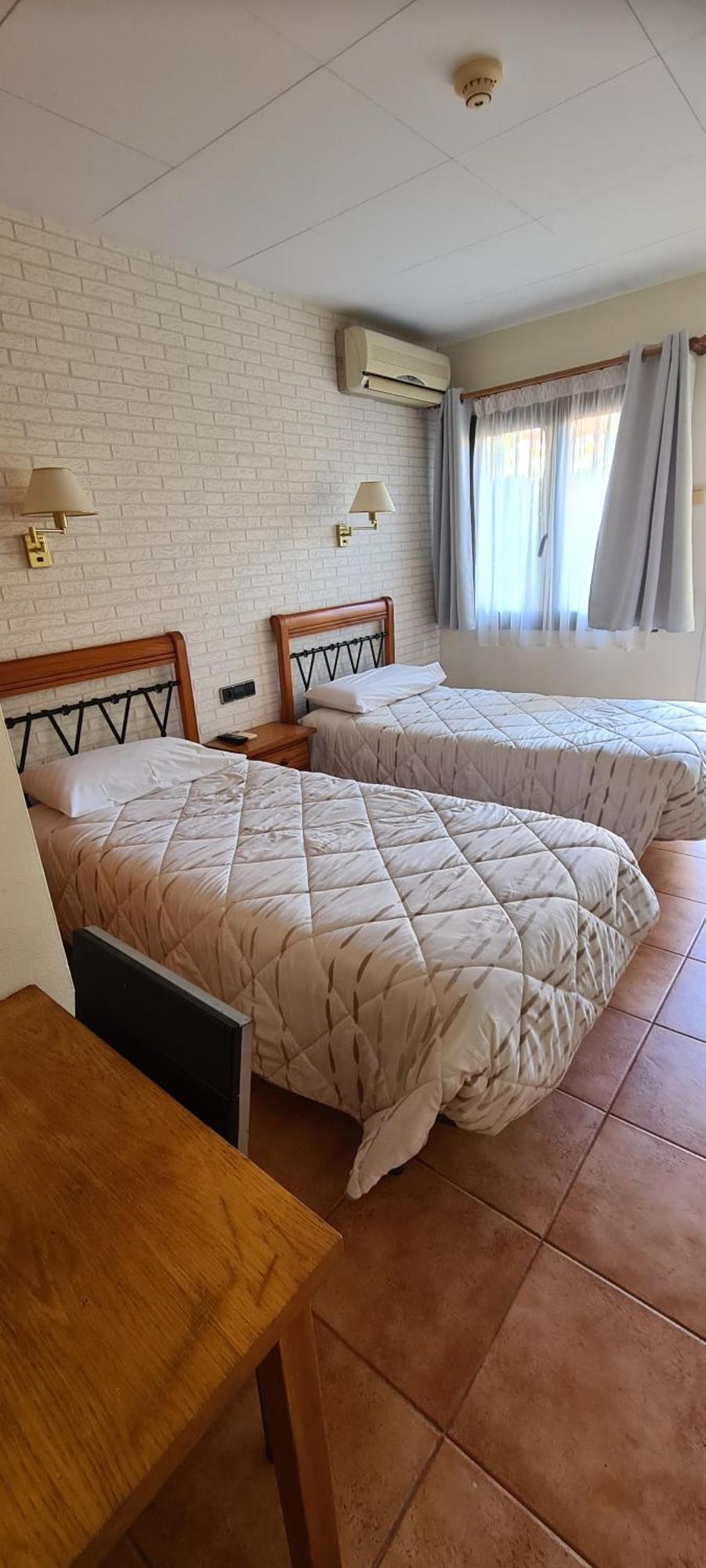Hostal Mont-Rock Montagut Ngoại thất bức ảnh