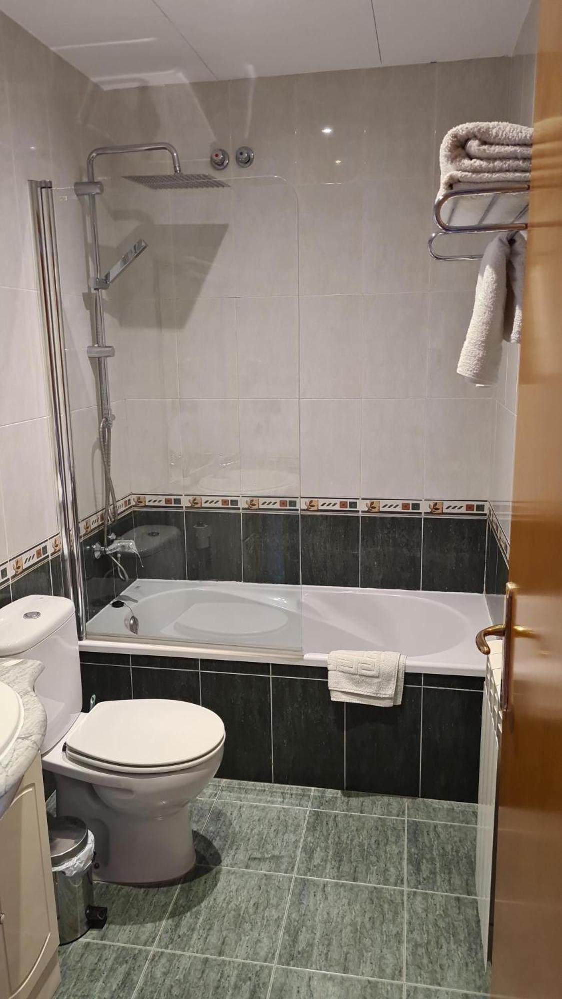 Hostal Mont-Rock Montagut Ngoại thất bức ảnh